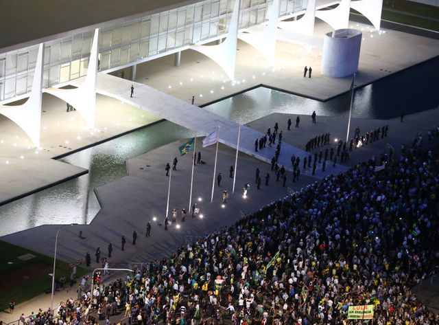 L'avenir de Dilma Rousseff et de Lula da Silva est entre les mains de la justice et de députés.