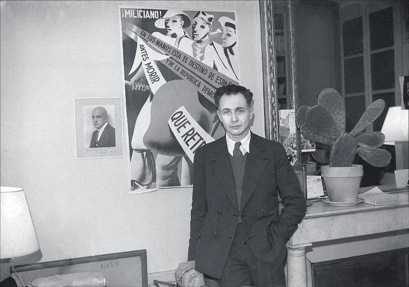 Louis Aragon devant le portrait du poète Maïakovski