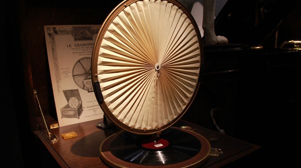 Le phonographe inventé par les frères Lumière, le pavillon est remplacé par une membrane papier. (© Victor Tribot Laspière / France Musique)