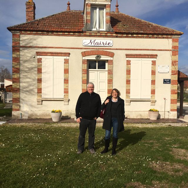 Alain et Christine devant la Mairie de Passy-sur-Seine (77)