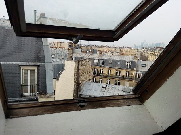 La vue depuis le vasistas d'une chambre de bonne à Paris
