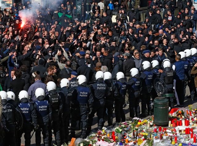 Plusieurs centaines de manifestants nationalistes repoussés par la police anti-émeute à Bruxelles