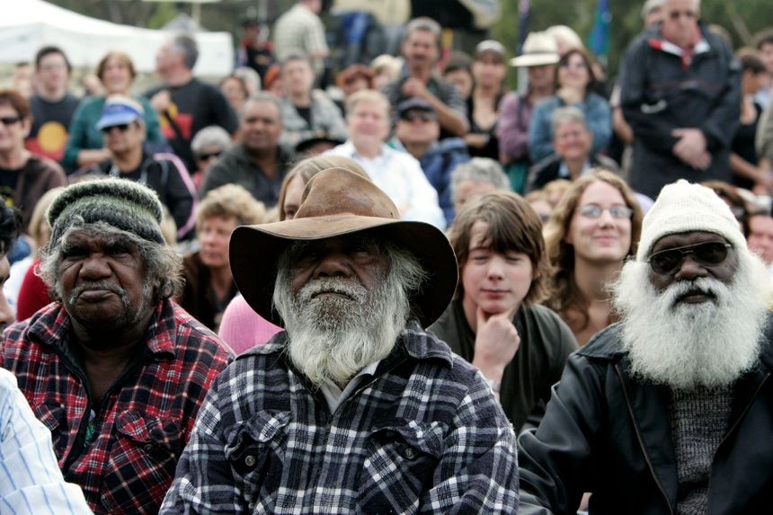 Des aborigènes assistent à une séance d'excuses au parlement à Canberra
