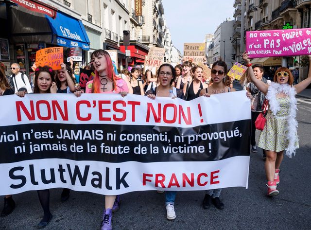 Le mouvement de lutte feministe ne au Canada SLUTWALK, en francais Marche des Salopes, defile dans les rues de Paris pour denonc