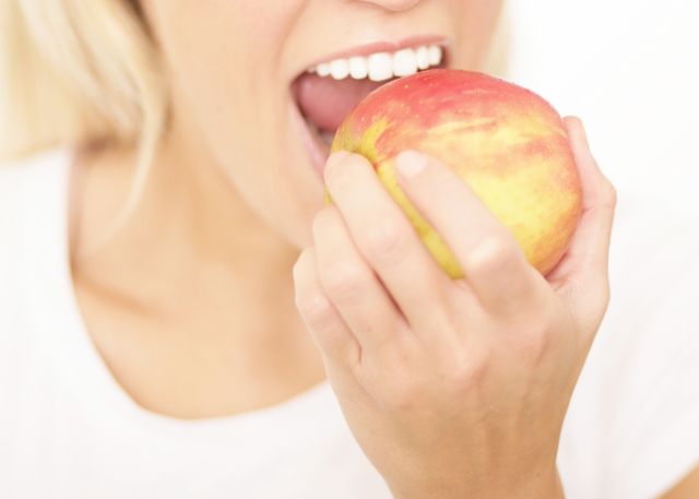 Croquer dans une pomme