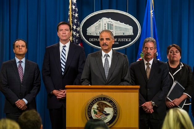 James Cole, à droite d'Eric Holder ministre de la justice, lors de l'annonce de l'amende infligée à BNP Paribas, juin 2014