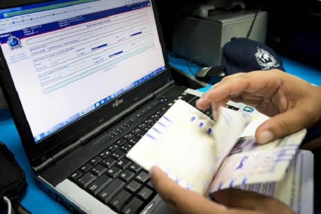 Interpol vérifie un passeport