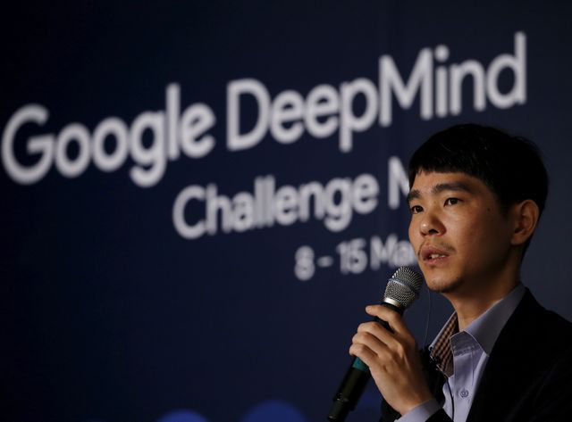 Le champion du monde de go, le sud-coréen Lee Sedol doit affronter un programme d'intelligence artificielle fabriqué par Google