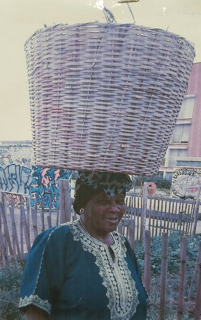 Hawa Camara, dans le jardin de l'Association des Femmes Maliennes de Montreuil