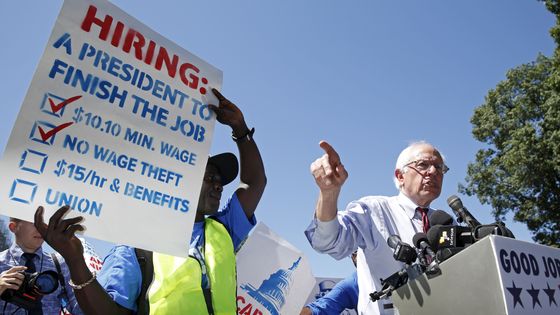 Bernie Sanders promet le SMIC à 15 dollars (10 aujourd'hui) ©Reuters - Kevin Lamarque