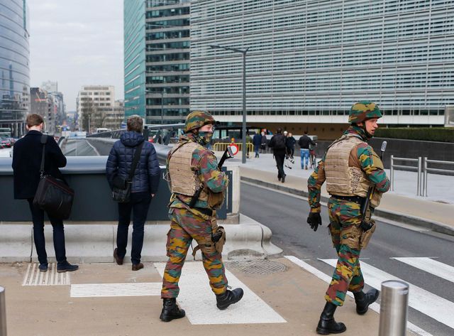 Des soldats belges patrouillent dans le quartier européen de Bruxelles