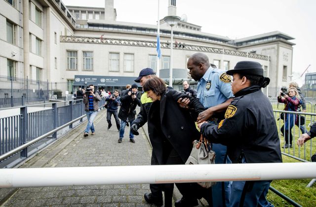 Florence Hartmann, lors de son interpellation jeudi 24 mars à La Haye