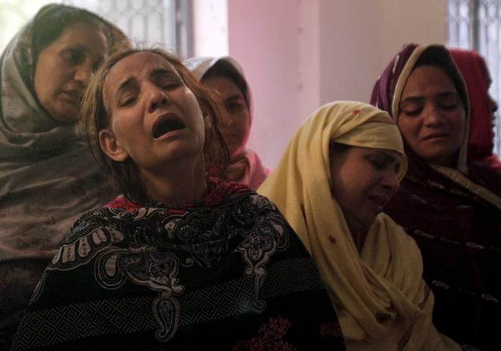 La détresse des proches des victimes de l'attentat de Lahore.