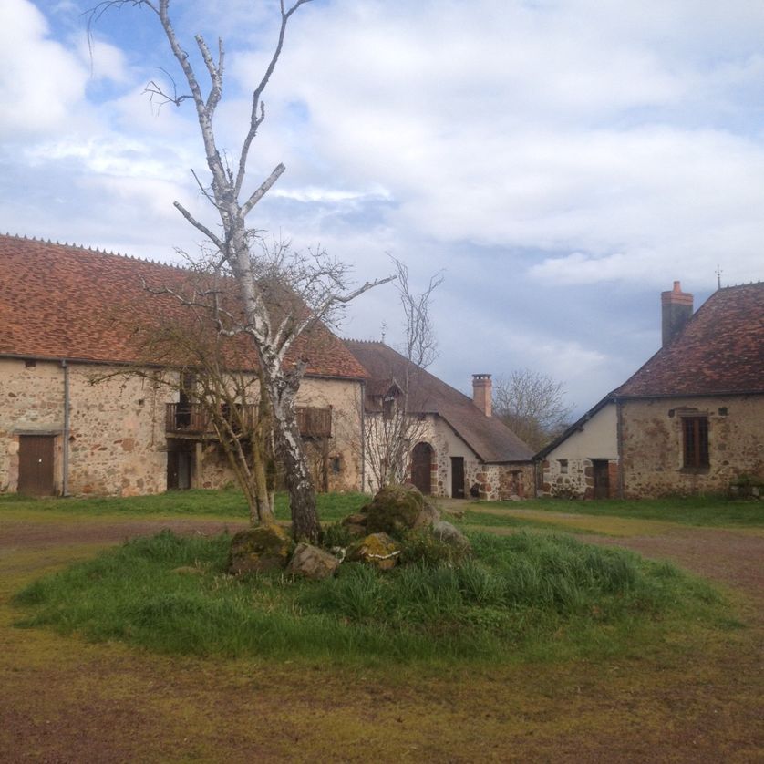 Dans la campagne bourbonnaise, la compagnie Footsbarn