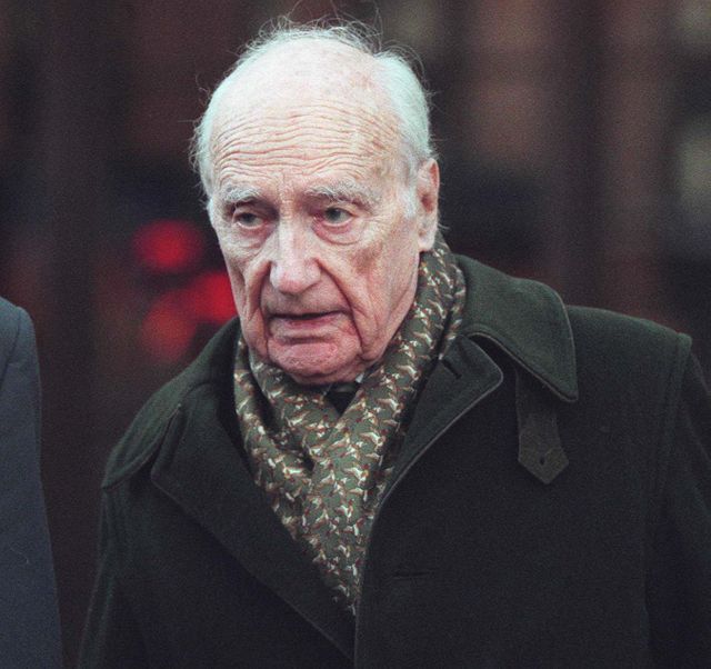 Maurice Papon arrive le 23 mars 1998 au Palais de Justice de Bordeaux où se déroule son procès