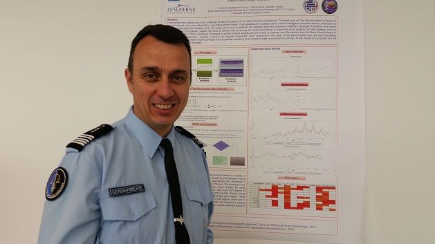Un des membres de la division de gendarmerie expérimentant l'utilisation d'algorithmes