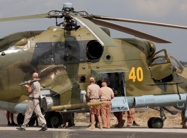 Hélicoptère russe sur une base syrienne