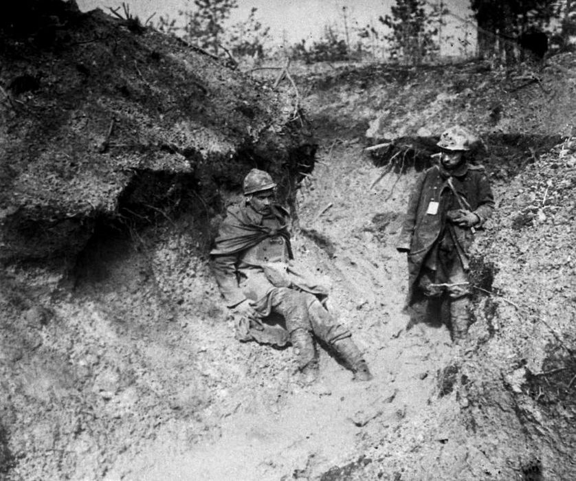 Verdun 1916, soldats blessés dans la boue. Guerre 1914-1918