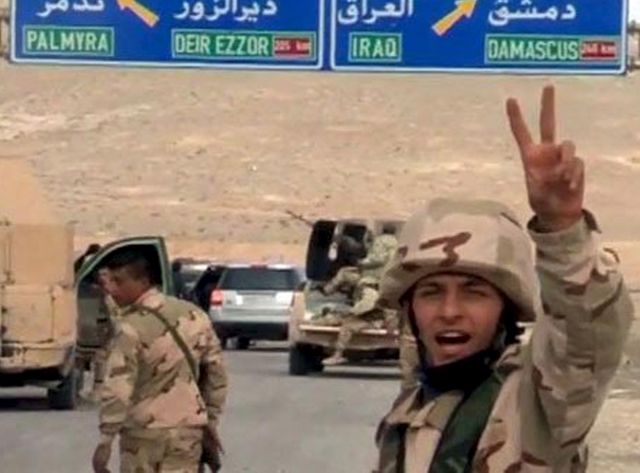 Des soldats syriens arrivent dans Palmyre le 24 mars 2016
