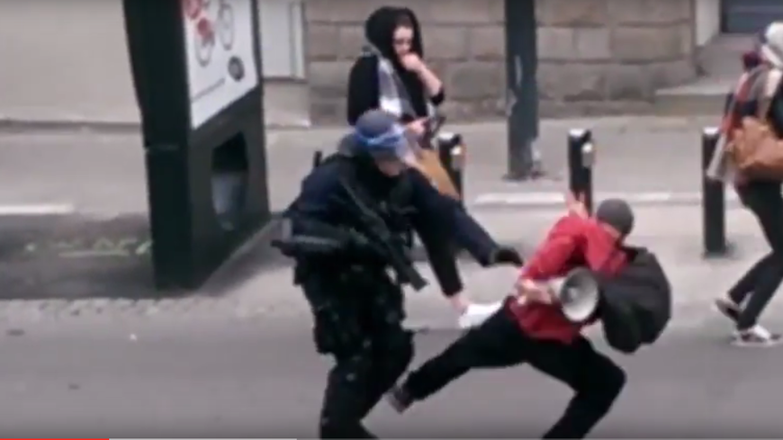 La vidéo montre un manifestant violemment repoussé par les policiers