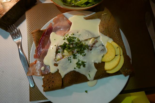 Crêpe des trois Normands : pont-l'évêque, livarot, camembert