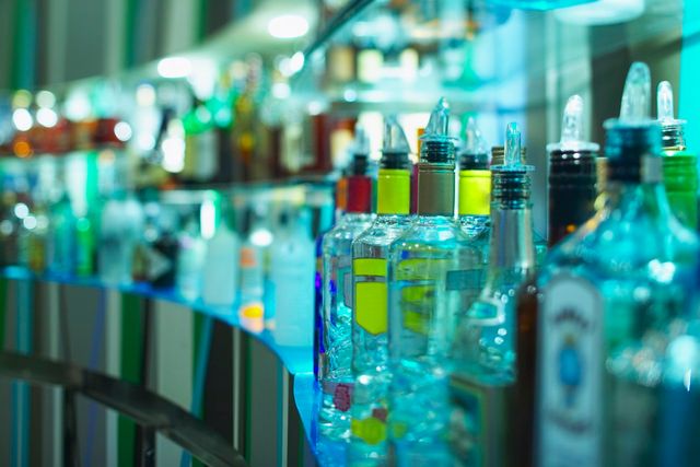 Bouteilles d'alcool dans un bar