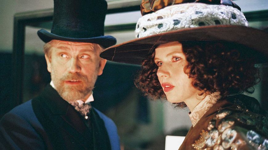 John Malkovich et Veronica Ferres sur le tournage du film Klimt