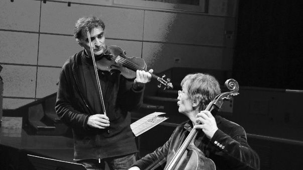 Emmanuel Bigand et Marc-Olivier de Nattes interprètent un duo pour illustrer l'évocation des émotions en musique (Photo : Suzana Kubik)