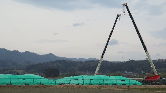 A l'entrée de Nahara, stockage de terre contaminée