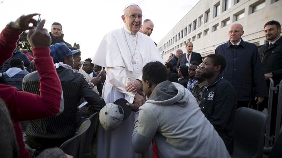 Un réfugié embrasse la main du Pape François, 24 mars 2016, Castelnuovo di Porto ©Reuters - REUTERS/Osservatore Romano/Handout via Reuters