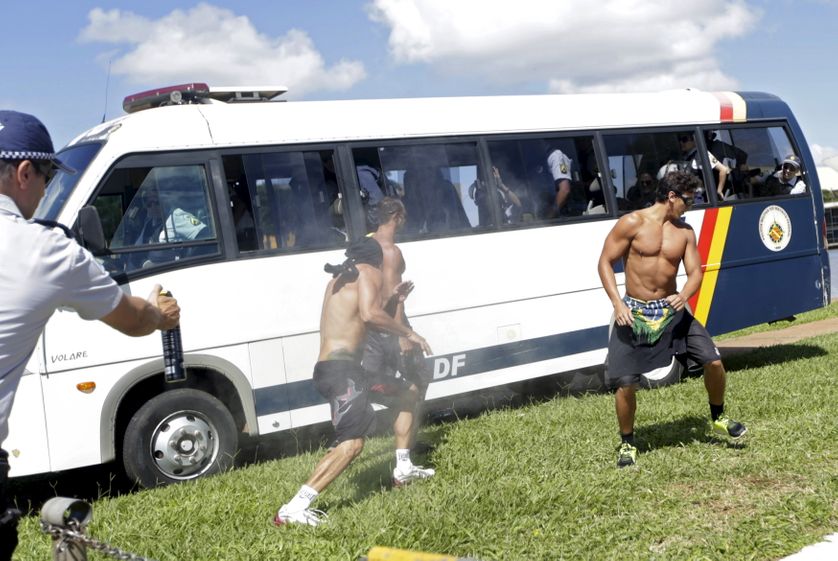 La police utilise des gaz pour disperser les manifestants à Brasilia