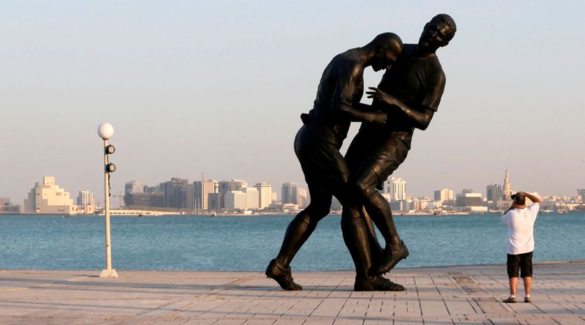 "Coup de Tete", sculpture d'Adel Abdessemed sur la Corniche de Doha en 2013