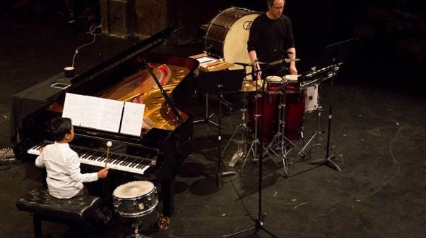 Un jeune pianiste lors du concert des lauréats du Concours Brin d'herbe au Théâtre des Bouffes du Nord (source : www.facebook.com/oci.piano )