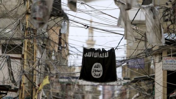 Un drapeau Daech dans une rue de Saïda, au sud du Liban. - Ali Hashisho