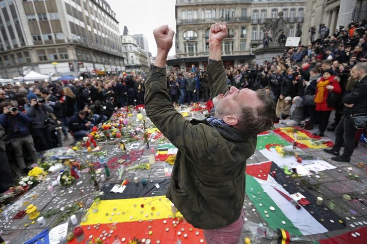Un homme réagit aux attentats de Bruxelles