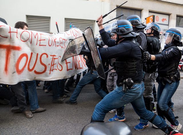 A Lyon, intervention des CRS dans la manifestations des lycéens et étudiants contre la loi El Khomri