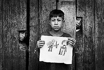 Ismael, 12 ans présente un dessin de Zapata et du sous-commandant Marcos.