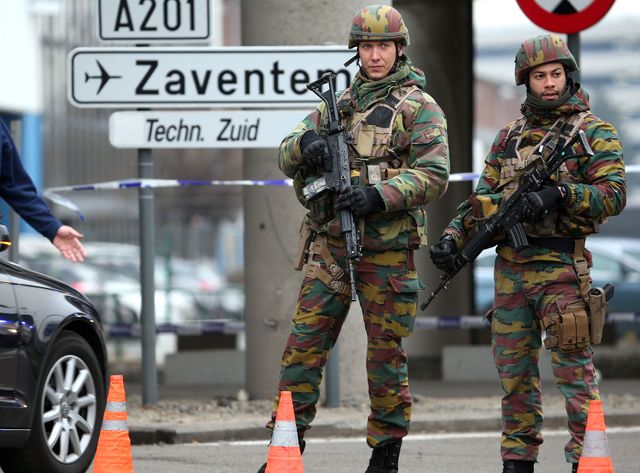 Des soldats belges postés aux abords de l'aéroport de Zaventem