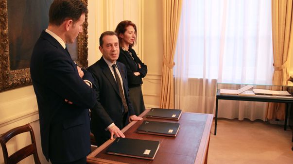 Au centre, Bruno Racine, président de la Bibliothèque national de France, lors de la signature de l'acte d'acquisition du manuscrit des Troyens de Berlioz. (© Victor Tribot Laspière/France Musique)