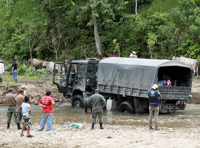 Un camion de l'armée équatorienne sur la route de Pedernales
