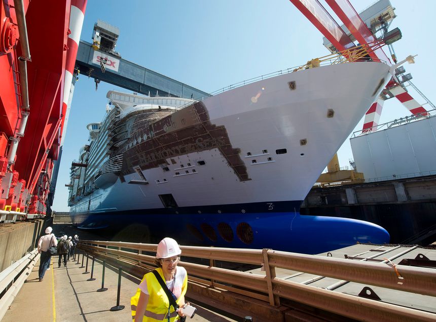 Chantiers navals de St-Nazaire. Ici la construction du paquebot Harmony of the Seas