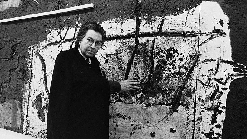 Antoni Tàpies en 1988 devant l'une de ses œuvres.