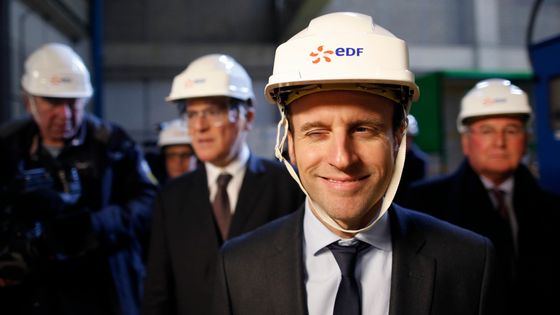 Homme politique à part ? Candidat présidentiable ? ©Reuters - On en oublierait presque qu’E. Macron est ministre. Stephane Mahe