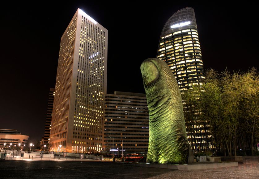12 mètres pour 18 tonnes, le "Pouce" de Cesar installé à la Défense en 1994.
