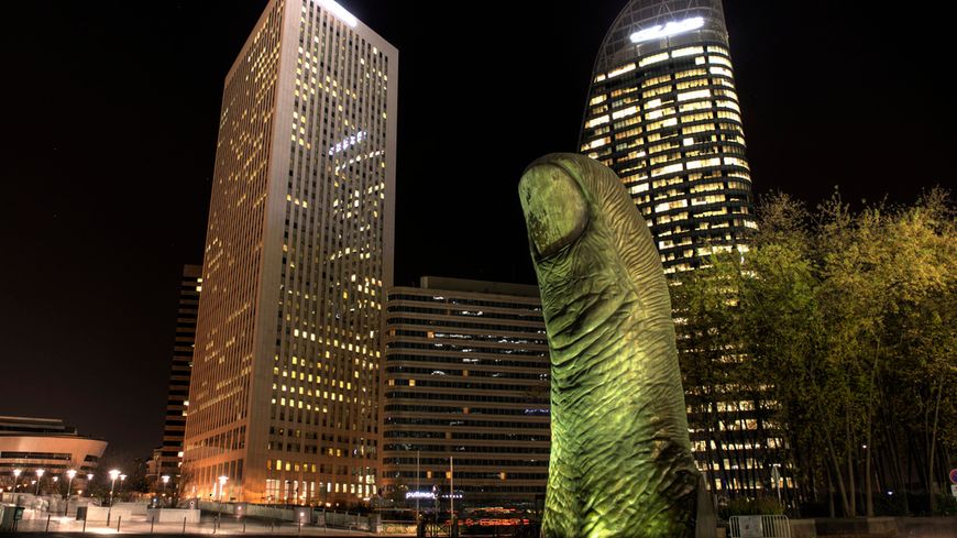 12 mètres pour 18 tonnes, le "Pouce" de Cesar installé à la Défense en 1994.