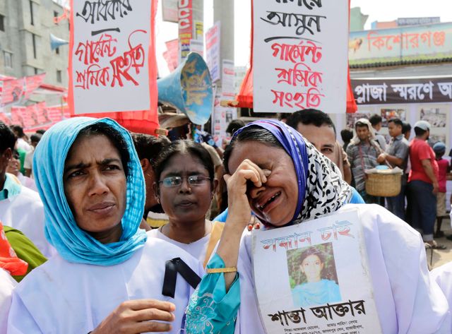 Des proches des victimes pleurent leurs morts, trois ans après l'effondrement du Rana Plaza