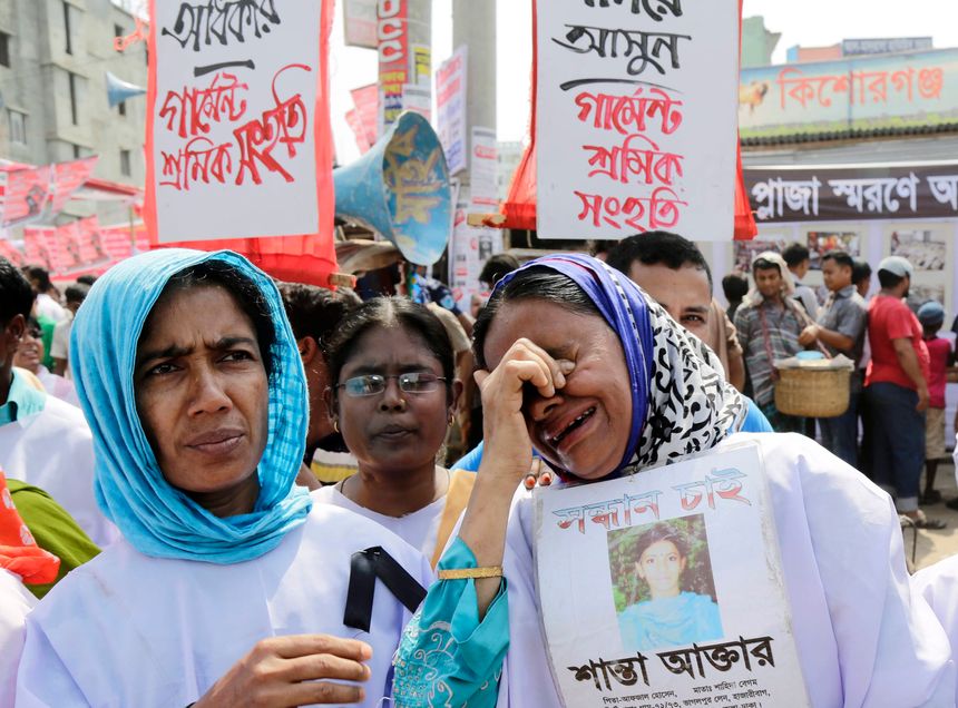 Des proches des victimes pleurent leurs morts, trois ans après l'effondrement du Rana Plaza