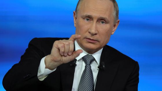 Vladimir Poutine répond aux questions sur les Panama Papers lors de son show TV ©Reuters - RIA Novosti