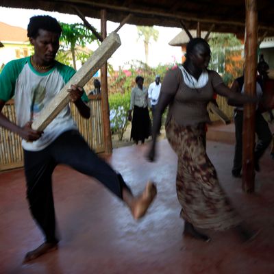 Des comédiens sud-soudanais répètent pour le World Shakespeare Festival, à Juba