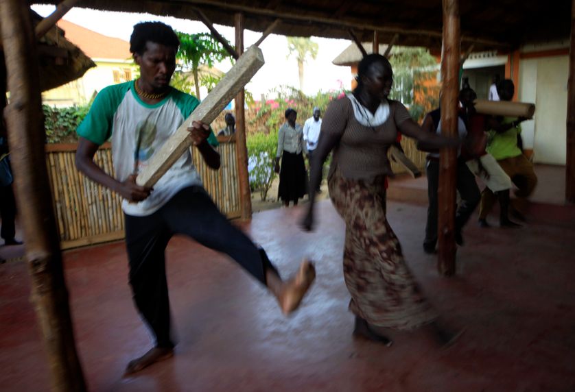 Des comédiens sud-soudanais répètent pour le World Shakespeare Festival, à Juba
